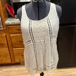 Super cute sleeveless cream colored top. It’s made by Maurices /XL.